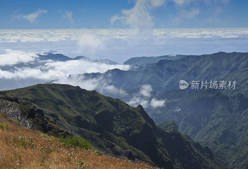 马德拉岛美丽的风景。在Pico Ruivo(1862米)山脉徒步旅行，位于中部高地的东北边缘。马德拉岛